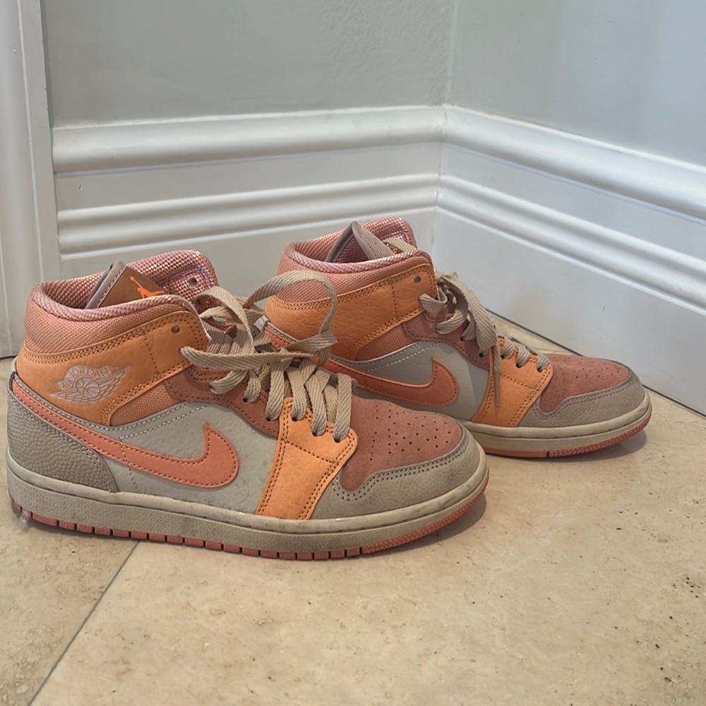 Air jordan 1 mid apricot sneaker